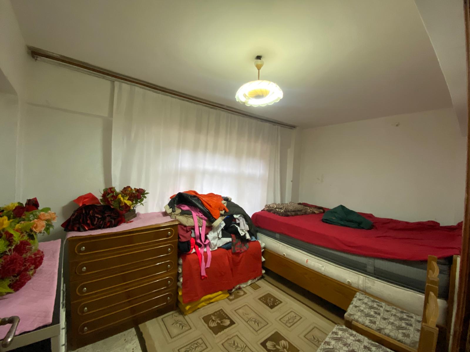 SAKARYA MAH. MEŞE SOKAKTA 5 KATLI BİNANIN BODRU KATTA 1+1 SATILIK DAİRE